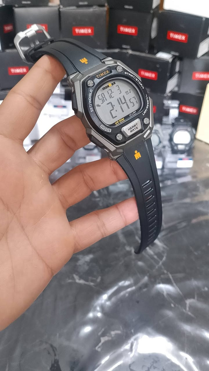 Timex Ironman Classic Heart Rate (HRM)
جديد وكالة مع العلبة والملحقات 
تتميز هذه الساعة بالعديد من المواصفات والميزات المصممة للرياضيين وأنماط الحياة النشطة. 
مراقبة معدل ضربات القلب: تتميز بميزة مراقبة معدل ضربات القلب والنشاط اليومي بسهولة اللمس. 
مقاومة الماء: مقاومة للماء حتى عمق 50 مترًا (160 قدمًا). 
الإضاءة الخلفية: مزودة بإضاءة خلفية INDIGLO لسهولة القراءة في الظلام. 
تتبع النشاط: تتضمن عدادًا يوميًا للخطوات والسعرات الحرارية والمسافة. 
الميزات الرياضية: تحتوي على كرونوغراف (ساعة إيقاف) مع ذاكرة لـ 30 لفة، ومنبه، ومؤقت تدريب. 
التصميم: تأتي بعلبة من الراتنج (حوالي 43 ملم) وحزام من الراتنج أو السيليكون الأسود المريح. 
البطارية: تعمل بالبطارية ولا تتطلب شحنًا يوميًا، مع غطاء للبطارية في الخلف لسهولة التبديل.


**إذا كنت صاحب هذا الإعلان وتريد حذفه لأي سبب، رجاءا أرسل رسالة إلى الدعم الفني**