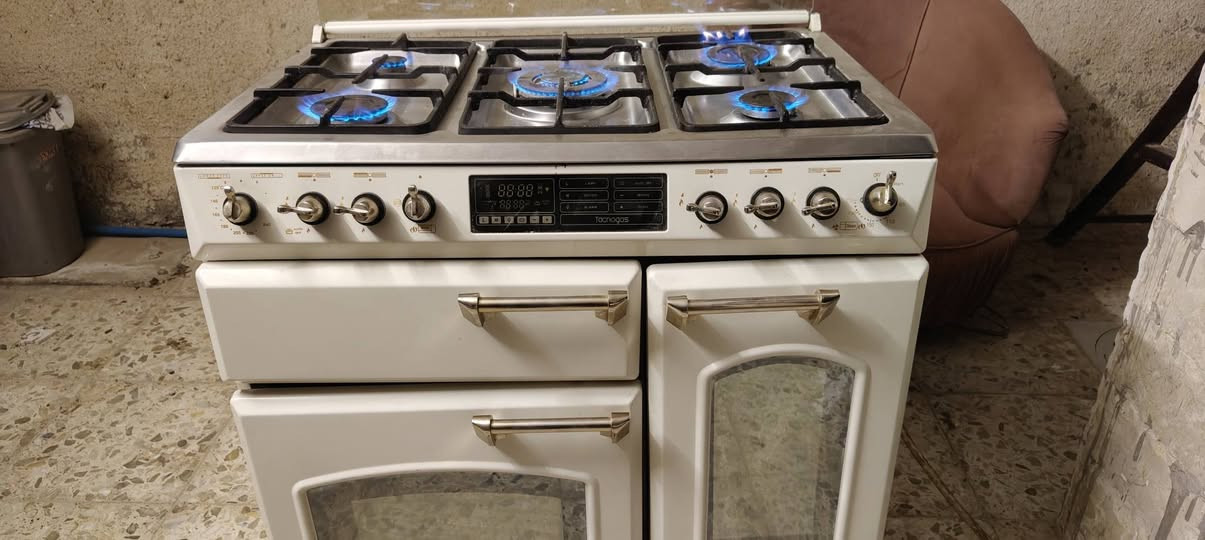 طباخ ملكي مستعمل نضيف جداً شغال عل فحص للبيع *********** *********** محمودية شارع  المحكمة المحمودية خلف تربية المحمودية
