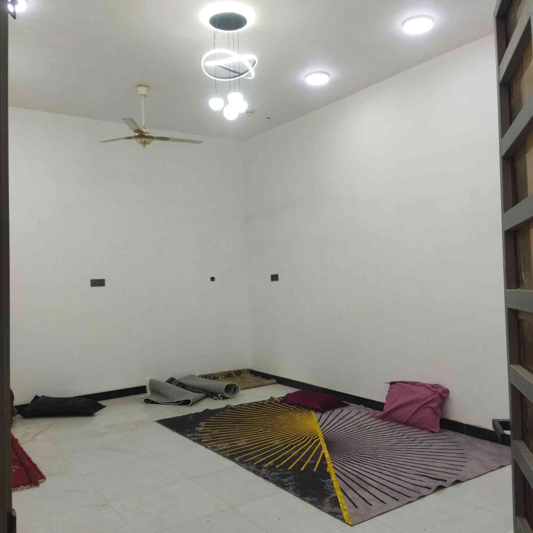 بيت للبيع زراعي منطقتي الصخين شارع حسينيت الامام الغائب مساحته 175يحتوي عله غرفتين  وصالة ومطبخ وديوانيه صحيات 2 منور بناء طابوك صب كونكريت ***********
