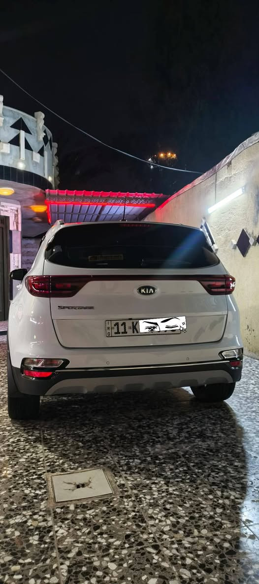 السلام عليكم سبورتج للبيع موديل ٢٠١٩ شكل ٢٠٢٠ ماشية ٤٠ حقيقي
المواصفاات...⛔
1- بصمة 
2- بانوراما
3- كشنات كهرباء جلد
4- شاشة اصلية و تبريد لمس 
5- تحكمات استيرن 
6- مري شفط 
7- قطعتين تبريدد 
8- ثلاث انضمة قيادة + مانع انزلاق 
9- حساسات امامية خلفية 
السيارة جديدة حرفيآ عله وضع الشركة سبير منازل 
السيارة مكفوله كفالة عامة عدااا رصعه صغيره ب الباب الخلف الصدر 🚫🚫
السعررر... 215$ ورقة 
العنوان بغداد قرب جزيرة بغداد السياحية 
للأستفسار اكثر *********** غير متواجد على فيسبوك و ماسنجر
