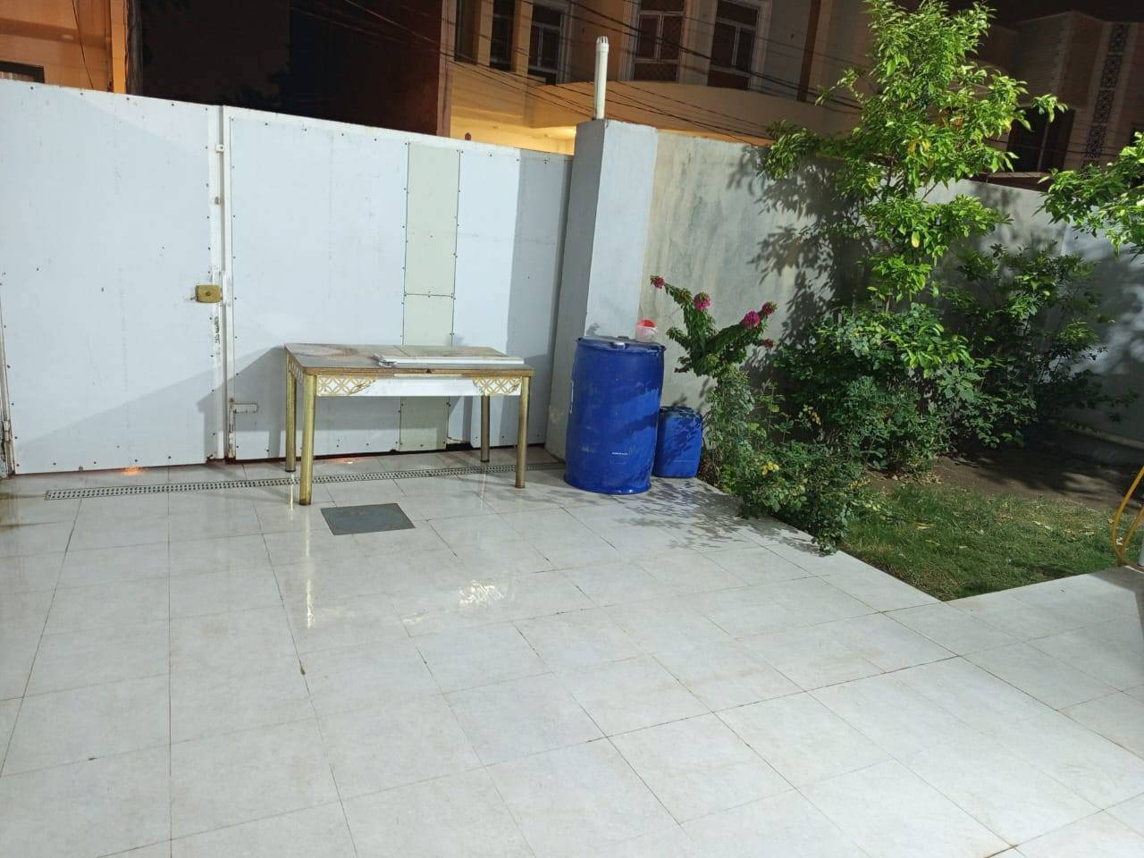 بيت للبيع موقع مميز قريب جدا من شارع الكورنيش عرض شارع ٨ متر
مساحه ١٨٠متر
غرفتين ومطبخ وصاله وهول وصحيات 
للاستفسار الاتصال علرقم ***********
