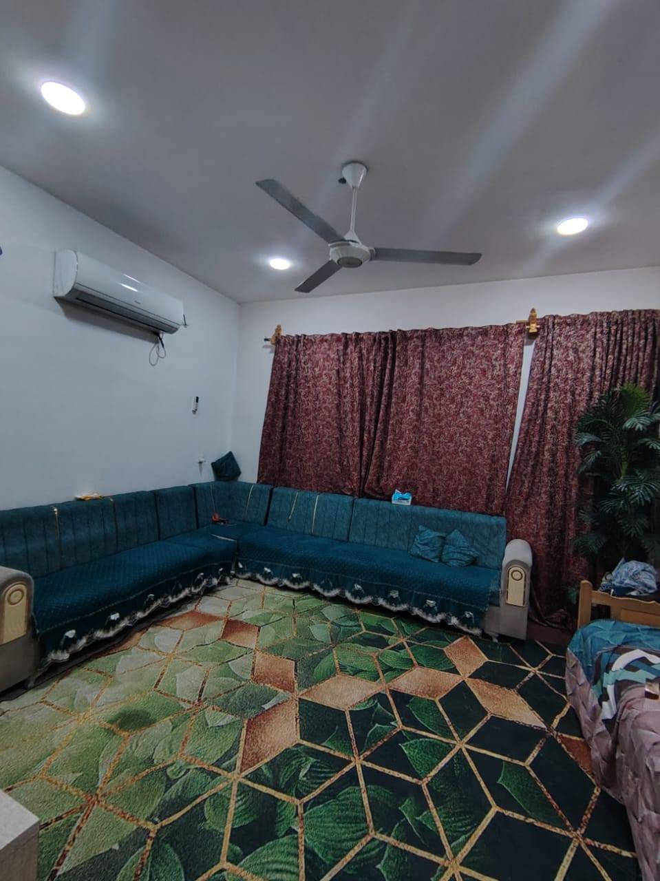 بيت للبيع 
100 متر 
واجهة 5 
النزال 20
🔴الطابق الاول : مدخلين يحتوي على ممر و استقبال و ساحة درج وغرفة نوم  و منور و تواليت وحمام مشترك جوه وتواليت بالكراج 
🔴الطابق الثاني: يحتوي على 2 غرف  كبار و صاله 
و حمام وتواليت مشترك 
🔴و الطابق الثالث بيتونه كبيره وسطحين 
البيت بحاله ممتازه  من الداخل  ما ناقصه اي شي 

العنوان شهداء الامين خلف ماركت كرار الوائلي 

للتواصل ***********
