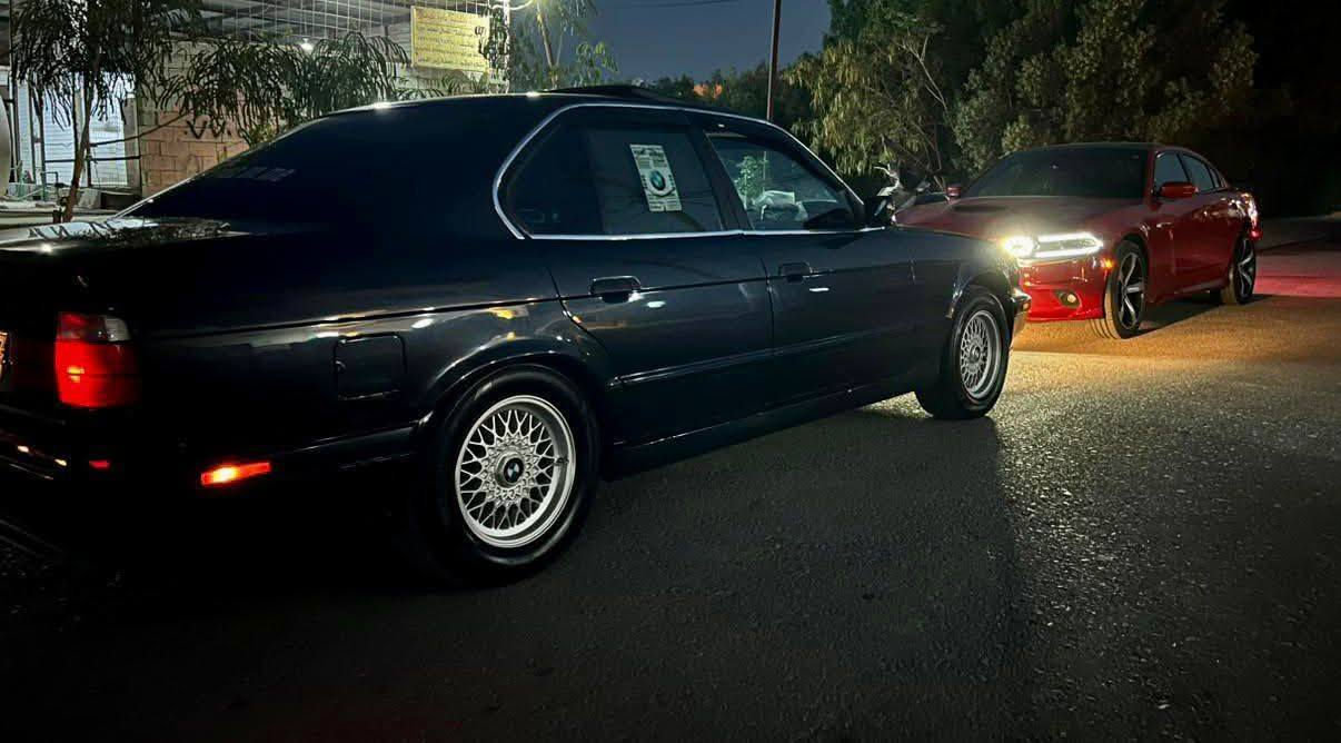 بی ئێم دەبلیو 1990 i525 گێر عادی بیلاد 
فول مواسەفات 
سلایت 
تبرید 
جام کارەبایی 
رەقم و سەنەوی نوێیە تحویل و غەرامە بەشەرت 
پێش و پشتی تازە داگیراوە 
چوار تایەی و ویلی نوێی لەژێرە 
پاتری تازەیە 
هیچ مەسرەفێکی تێدانیە 
چەمەلاغی دواوەی بێ ناوگرتن بێ شانسی 

سـعـر : لە کۆمێنت داوابکە ڕاستەوخۆ بۆت دێت 📥 

گێر و مەکیەنەی بەشەرت 
هیچ کێشەیەکی تێدا نییە 

ژمارەی خاوەنەکەی 
***********
