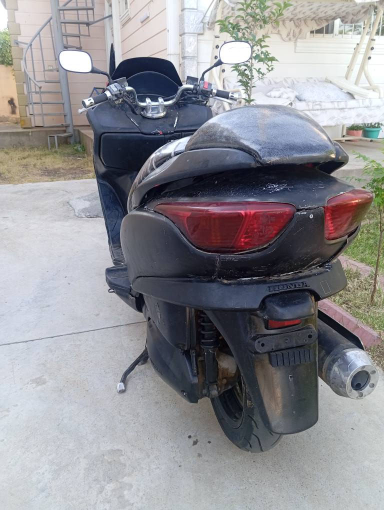 Honda Forza 66000km 
***********
بۆ فرۆشتن شوێن هەولێر نرخی 850 هەزارە 
چەگ عاسەیە گێڕ قەتعە  یەک سویچە  کامل سێرڤسی بۆ کراوە کارەبایات و هەمووشتێکی بەشەرت بێ کێشە مەکینە بێ سەوتە خاوێنە  گێچ قەپات دەکات  بەس بۆیاغەکی جوانی دەوێ کەڤەری تۆزێ تێک چوە باقی بێ کێشەیە گێچ و لایت هەمووشتی مەزبوت پاتری نوێیە. أربيل, العراق
