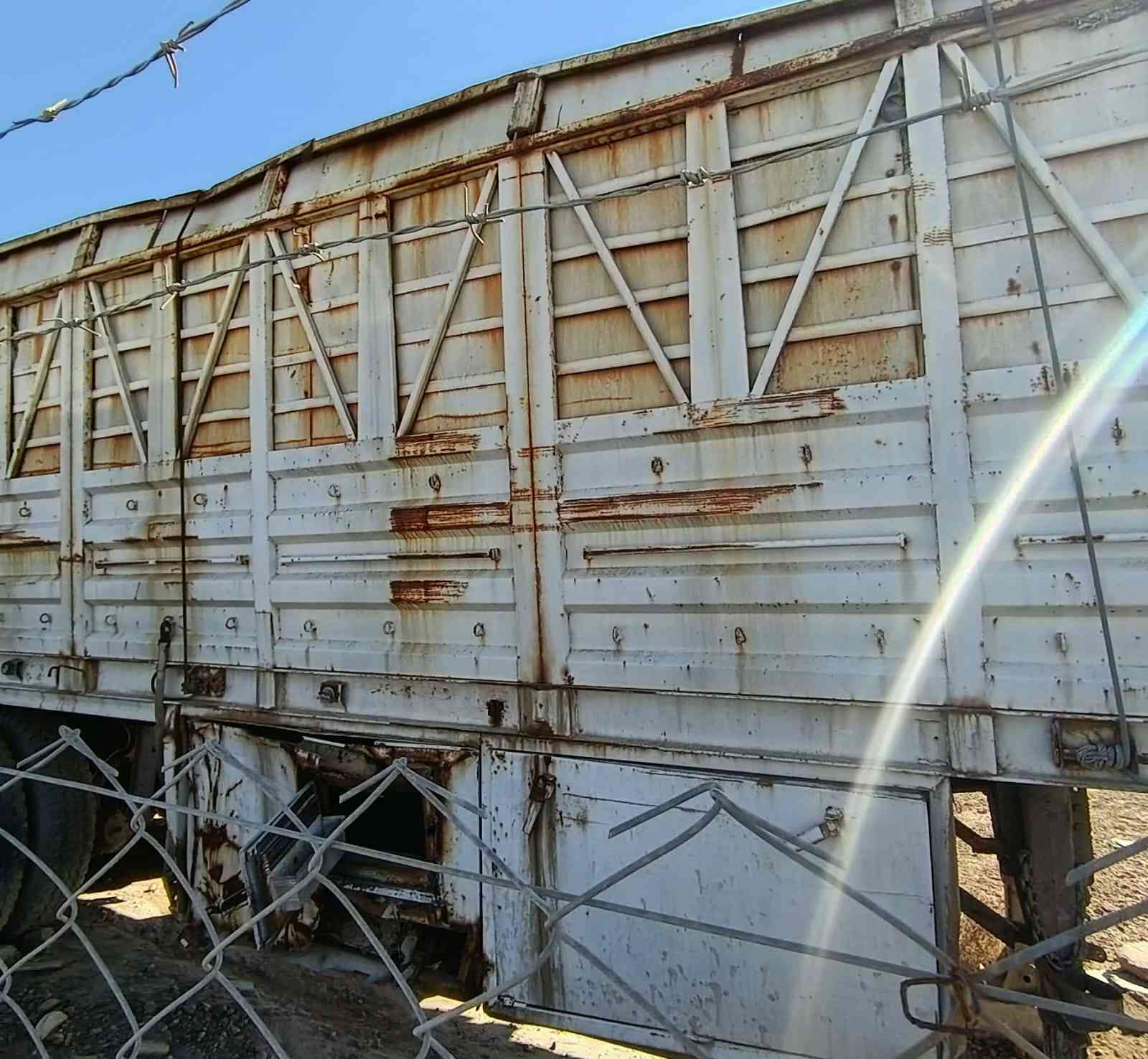 سلام عليكم
شكرنا مدير كروب َمحترم
عربانه عمل محلي جناب
طول ١٢مترو ١٠سم
ارتفاع 2 متر
تحمل حنطه 52 طن تقريبا
مجموعه فولفو دنكيرين
تايرات ٢٤/١٢٠٠ نضافه ٢٥٪  
$6000 وبيه مجال بسيط
مكانه بغداد عوريج قرب داىره  مرور تسقيط
مقابل مخابز بابا الاغى
جمال ابو حسام ***********
واتساب
نسيم ابو عبد الله ***********
واتساب
