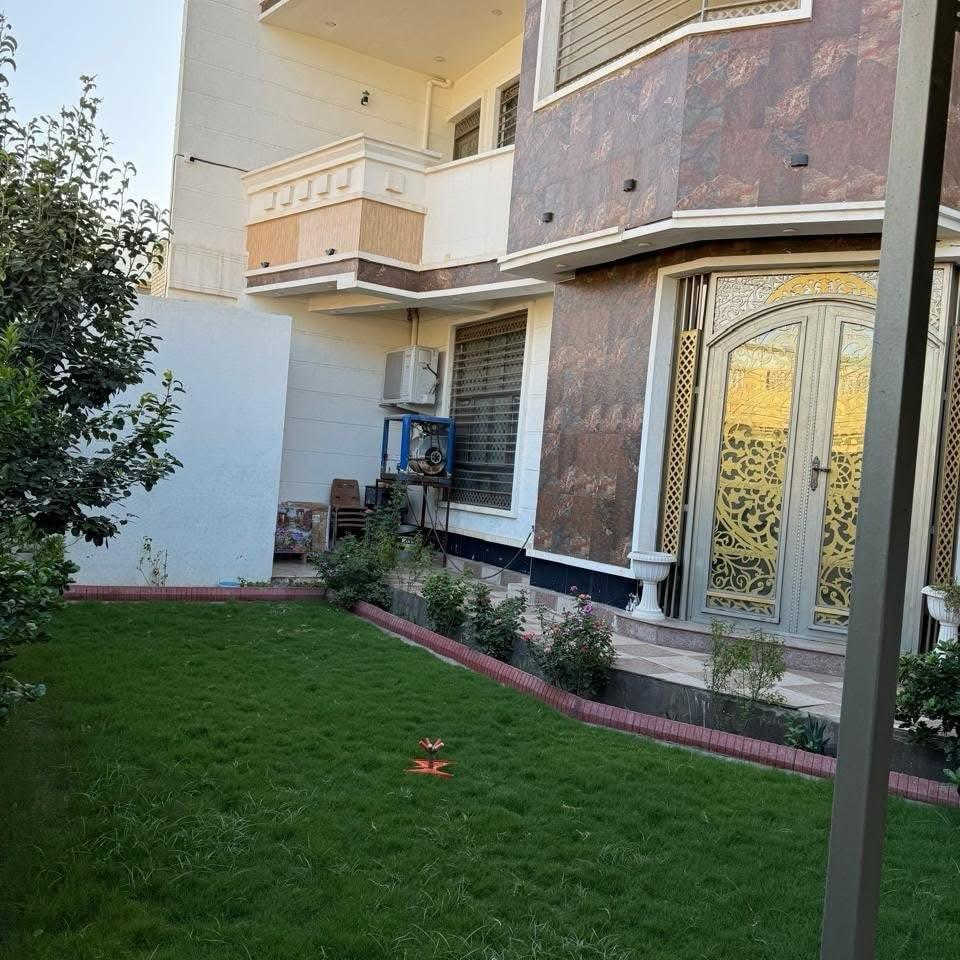 بسم الله وعلى بركة الله دار للبيع طابقين مسلح درجة اولى في الرمادي - الجمعية - قرب جامع اولي العزم مرقم بلديه مفوض للطابو المساحة 361 متر الوجه 16.5 متر الشارع 10 متر مبلط وخدمات كاملة . الدار درجة اولى سنة البناء 2022 * الطابق الاول يحتوي:  كلدور وديوانية كبيرة وصالتين وغرفتين نوم كبيرة ومطبخ حار وبارد ومجمع صحيات داخل وخارج وترك حرف L ومناور عدد 2 وحديقة وكراج كبير ومخزن.  الطابق الثاني يحتوي:  صاله كبيرة وثلاث غرف نوم كبيرة وبلكونات عدد 2 ومجمع صحيات وغسالات  بناء الطابق الاول حجر وسمنت بناء الطابق الثاني طابوق احمر الارضية بورسلين المطبخ والصحيات سيراميك هندي . حزام سيراميك 1.20 متر . الدرج كرانيت مع سيراميك لحد السقف . الشبابيك المنيوم عوازل بالاضافه الى سطح اول وسطح ثاني في الطابق الثاني:  السطح الاول بورسلين السطح الثاني مادة عازلة . يأتي مع الدار كاونتر وسبالت عدد 3 * للمعاينة والاتفاق متوفر واتساب   ***********   لإستقبال عروضكم العقارية بيع ايجار  سكني تجاري زراعي تواصلو واتساب فقط 👇 *********** أعلن معنا لضمان وصول إعلانك لأشخاص مهتمين بشراء عقاراتكم  👍  مع تحيات  عقارات T . A . G . . . #تسويق_عقاري #عقارات #عقارات_الرمادي 
