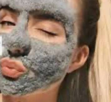 ماسك الفقاعات الطيني 
قناع الطين الكربوني للوجه Elizavecca Milky Piggy Carbonated Bubble Clay Mask. 
ينظف المسام بعمق من الدهون الزائدة والأوساخ، ويعمل على تقشير البشرة وإزالة خلايا الجلد الميتة والرؤوس السوداء 
المكونات: يحتوي على مسحوق فحم البامبو، خلاصة الشاي الأخضر، الصبار، والرمان. 
طريقة العمل: يتحول الماسك من قوام طيني إلى رغوة فقاعية فورانية عند وضعه على الجلد. 
للتواصل خاص


**إذا كنت صاحب هذا الإعلان وتريد حذفه لأي سبب، رجاءا أرسل رسالة إلى الدعم الفني**