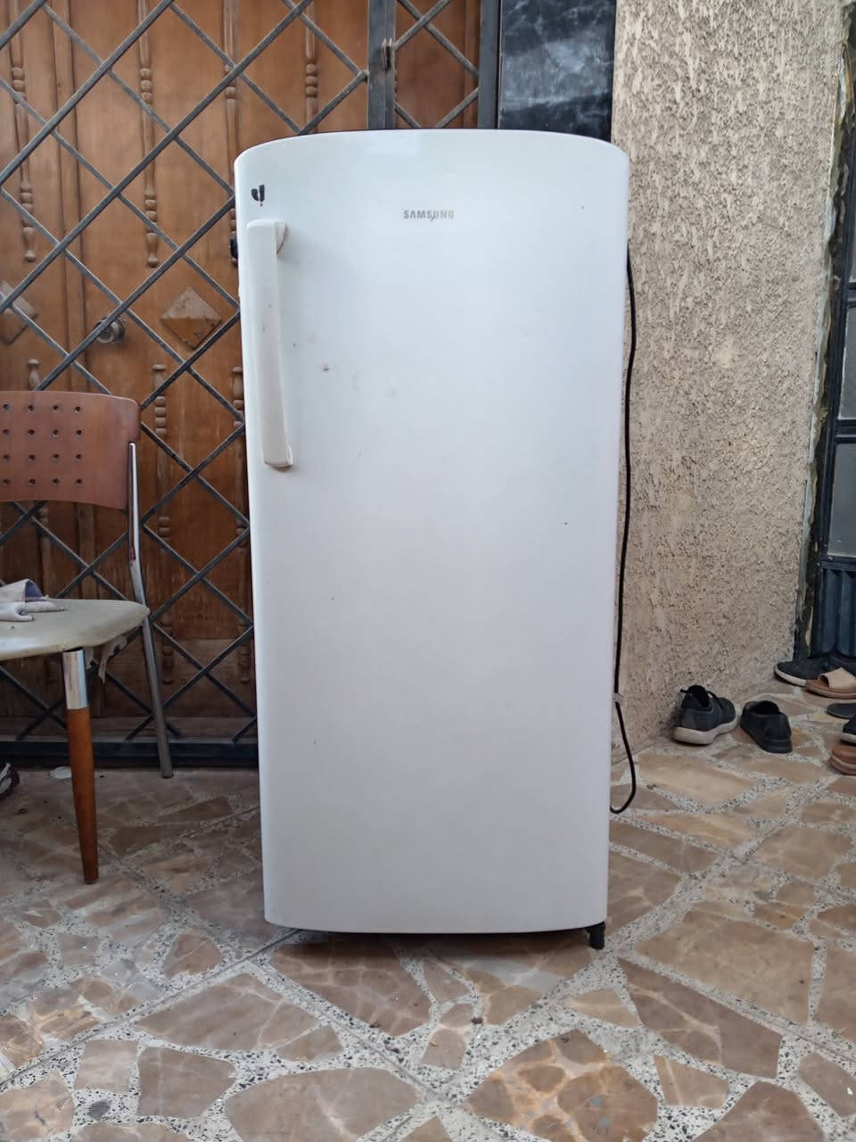 ثلاجة سامسونج اصليه بلد الصنع الهند 
بسعر ١٠٠ الف
***********
