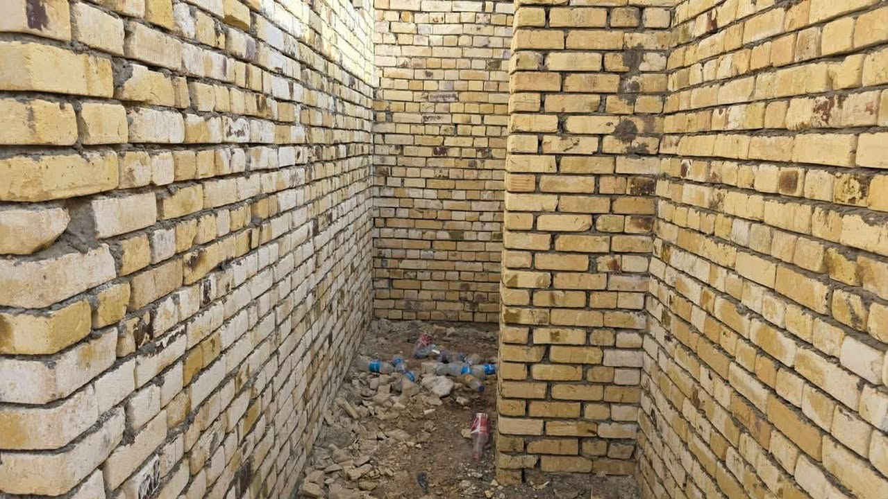 هيكل للبيع 200متر يحتوي ع غرفتين وصاله ومطبخ وستقبال زراعي مرقم كوت حي الحكيم شارع حي الوائلي السعر ٣٧ مليون وبي مجال الستفسار ***********@إشارة
