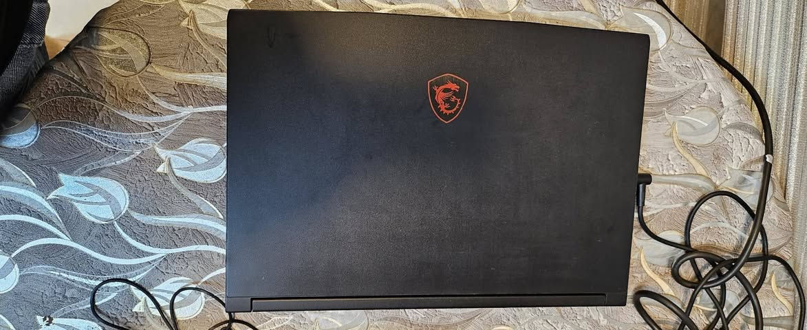 💻 للبيع: لابتوب ألعاب وجرافيك MSI GF63 Thin 11UC
الجهاز نظيف جداً وبحالة ممتازة، ومناسب جداً للألعاب القوية (Gaming)، برامج المونتاج، التصميم الهندسية، والدراسة:

الموديل والسلسلة: MSI GF63 Thin 11UC (تصميم ألمنيوم أنيق وخفيف الوزن).

المعالج (CPU): Intel® Core™ i5-11400H (الجيل الحادي عشر فئة H القوية المخصصة للأداء العالي، يحتوي على 6 أنوية و12 مسار).

الذاكرة العشوائية (RAM): بحجم 16GB DDR4 (سرعة ممتازة تضمن سلاسة تامة أثناء فتح البرامج الثقيلة والألعاب).

الهارد والتخزين (Storage): من نوع 512GB NVMe SSD الفائق السرعة (أسرع بأضعاف من الهاردات العادية في الإقلاع ونقل البيانات).

كرت الشاشة (GPU): كرت منفصل مخصص للألعاب NVIDIA® GeForce RTX™ 3050 بسعة 4GB GDDR6 (يدعم تقنيات الذكاء الاصطناعي وتتبع الأشعة Ray Tracing لتوفر لك تجربة لعب وتصميم ممتازة).

الشاشة (Display): بحجم 15.6 بوصة بدقة FHD (1920x1080) من نوع IPS وبمعدل تحديث سريع 144Hz (مثالية للألعاب السريعة لضمان عدم حدوث تقطيع).

الكيبورد: مضيئة باللون الأحمر المميز لعشاق القيمنق.

نظام التشغيل: Windows 11 Home الأصلي.

برمجيات الرسوميات: DirectX 12 الداعم لأحدث التقنيات. [1, 2, 3, 4, 5, 6]
السعر 750
بغداد /حي الاعلام
***********
