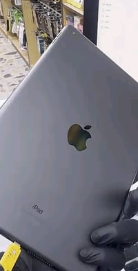 ايباد 9 نضيف مكفول من كلشي ذاكرته 64 +فريز وشاحنه رايده ب 250 الف، بدو...