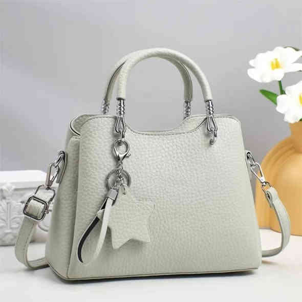 مساء الخير .... .وفرنا لكم .. 🍋🍋🍋
حقيبة جلد طبيعي  تصميم مميز و انيق ....سعر ب15  الاف 
  العنوان : كوت / شارع الهورة / معرض الرواق  يوجد خدمة توصيل لكافة محافظات العراق 😍 واتساب *********** __*********** الجمال 🌹الأناقة 🌹 البساطة 🌹النزاكة 😁

#اكسبلور #اكسبلور_فولو_ي_حلو🔥😴_ي_عمري #اكسبلور_فولو_شوفو_البوستات_الي_قبل_راح_تعجبكم دهل اوران
