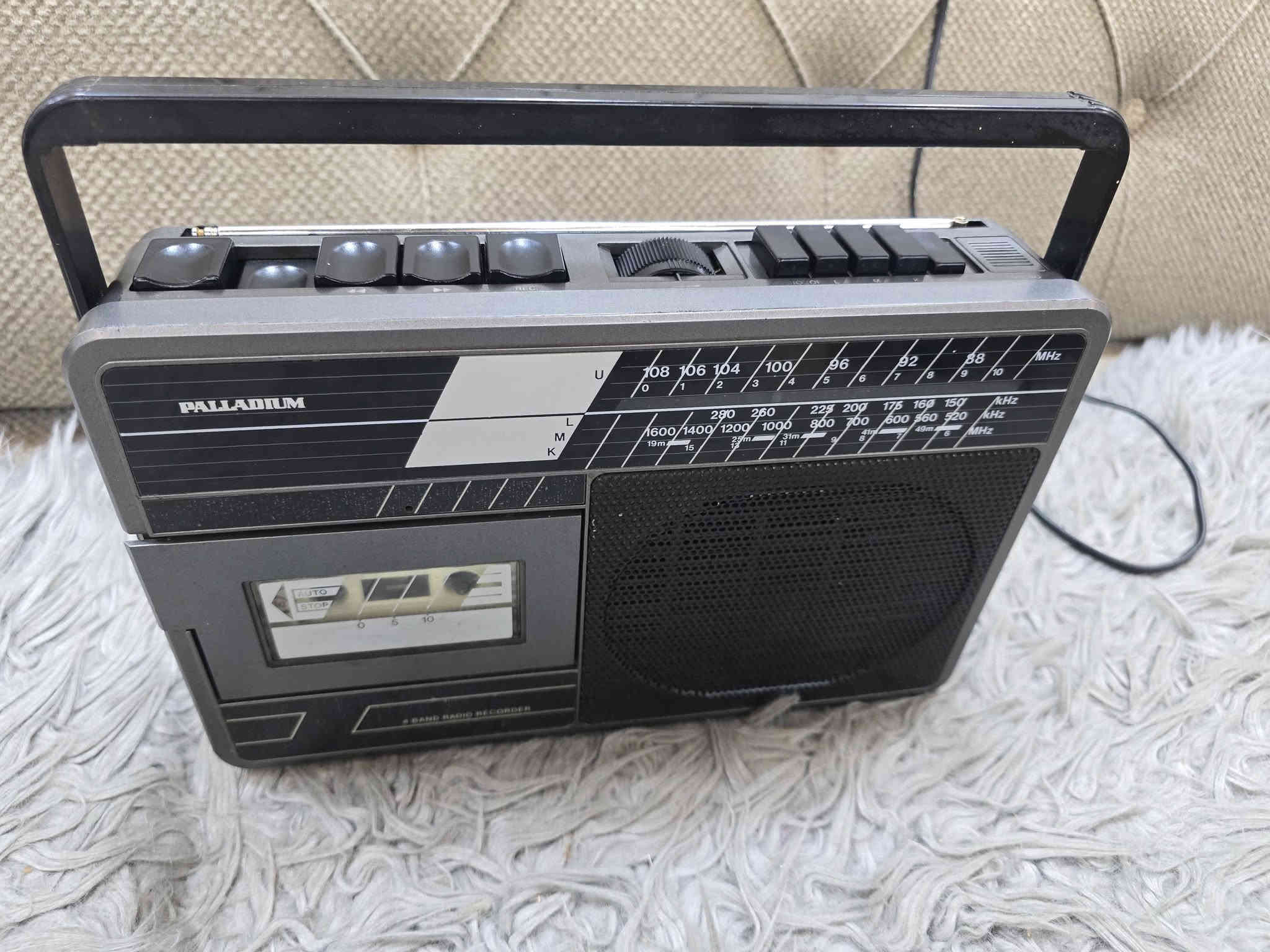 مسجل راديو بلاديوم. لماني. موديل قديم. راديو اف ام كامل ثلاث موجات. كهرباء 220 بطاريات. حجم وسط عدد 4 مكاني سماوه. باله جهاز. شغال على. بلاد. ولا غلطه تقديم وتاخير كله شغال ***********
