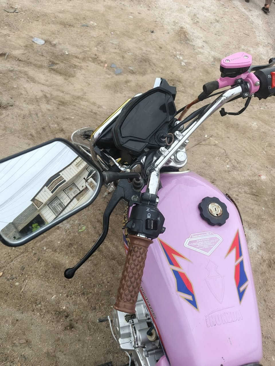 سلام عليكم دراجه موديل. 25 ايراني نضيف دراجه فول كهرباء يرادله ترتيبات بصيطه تجي وشوف بعينك محرك 200 سيسي مكان رمادي سعر 800 وبيه مجال لطيبين رقم للتصال ***********
