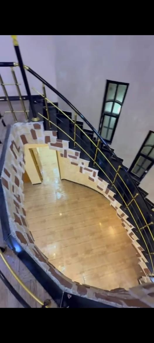 🏛️ 🔥 للبيع دار طابقين سكني فخم مميزة  في ياسين خريبط 🔥🏛️ 
📍 الموقع: البصرة – الزون الأول قرب الحديقه– 
ـــــــــــــــــــــــــــــــــــــــــــــــــــــــــــــــــــــــــــــ

🔹 المساحة: 200م²
🔹 الواجهة: 10 م 
🔷 بناء طابوك سقف كونكريت 
🔹 البناء: حديث درجة أولى
🔹 عدد الطوابق: طابقين 
🔹 يقع على شارعين فرعي 𝟭𝟬م 
🔹 الطابو: ملك صرف بدون ورثة

ـــــــــــــــــــــــــــــــــــــــــــــــــــــــــــــــــــــــــــــ
✨ #تفاصيل_الطابق_الأرضي:
▪️ غرفتين منام
▪️ صالة واسعة +
▪️ استقبال الضيوف 
▪️ مطبخ كبير + مخزن
▪️ كراج سياره 
▪️ صحيات عدد (2)
ـــــــــــــــــــــــــــــــــــــــــــــــــــــــــــــــــــــــــــــ
✨ #تفاصيل_الطابق_الثاني:
/ غرفتين 
/صاله  كبيره
/مطبخ 
/صحيات 
/ سطح 

💰 السعر 460مليون قابل للتفاوض 

ـــــــــــــــــــــــــــــــــــــــــــــــــــــــــــــــــــــــــــــ

📞 للتواصل والاستفسار: *********** –
تتوفر خدمة واتساب 
🏢 جميع الدور متوفر– مكتب مسجّل رسميًا ومعتمد قانونيًا

ــــــــــــــــــــــــــــــــــــــــــــــــــــــــــــــــــــــــــــــــ
📍 عنوان المكتب: البصرة – الأربع شوارع – شارع الرئيسي العام (قرب مدارس الأدريسي الأهلية)

🌟 #نستقبل_عروضكم_وطلباتكم_السكنية_والتجارية
