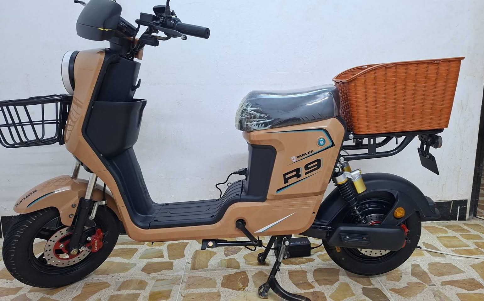 السلام عليكم
باسكل شحن للبيع 

النوع/R9

عدد البطاريات/5 ونلي الأصلي حجم32 

مفاتيح 2+كارت + 2 بصمه
 
السعر/490وبي مجال 

باسكل مابي اي عيب شرط الفحص 

الاتصال على الرقم  *********** 
او مراسلة الصفحة
