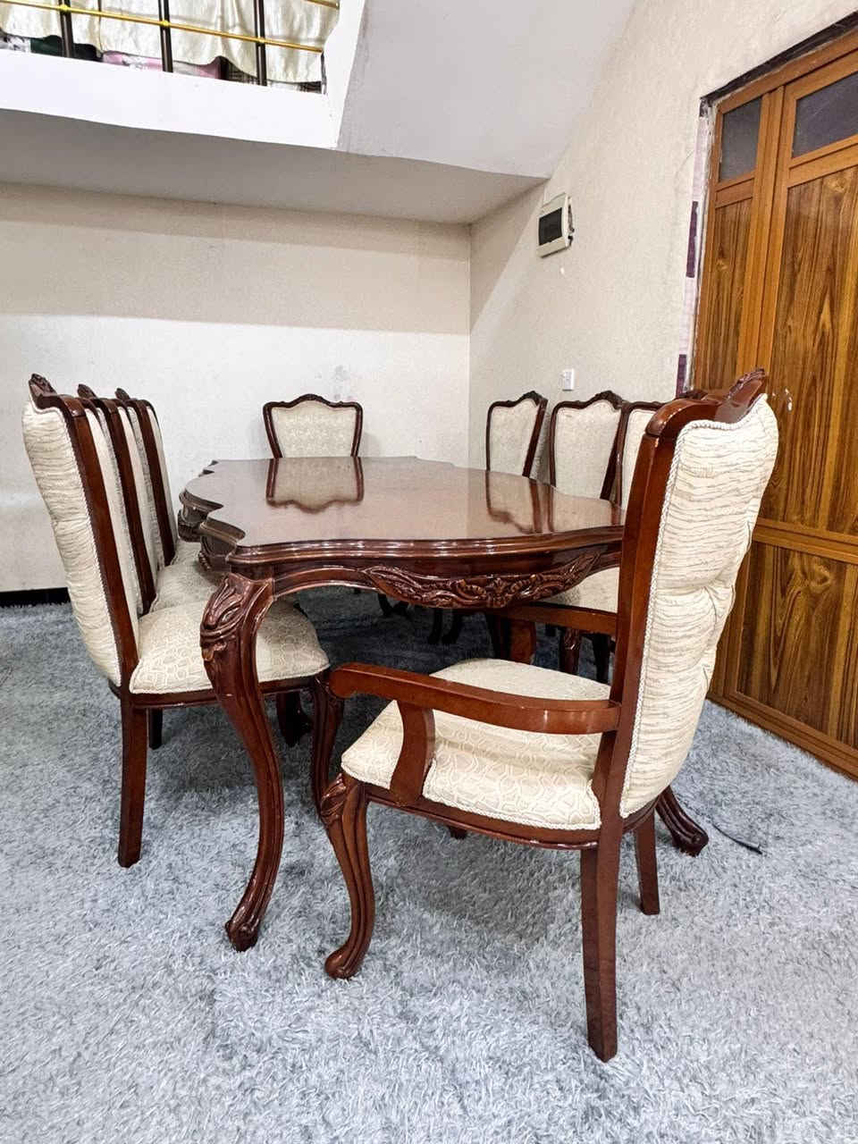 من رخصتك ادمن
  للبيع ميز طعام رئاسي ثمانيه كرسي 
السعر 500 عنوان محاويل 
***********
***********

