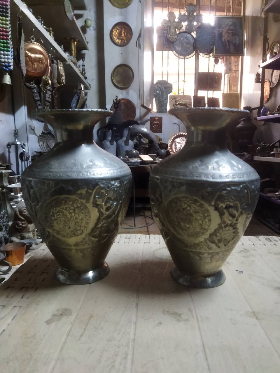 زوج مزهريات قديم شغل اصفهان نقش ناعم شغل أبرة نظافه تامه للاستفسار خاص او الاتصال  على الرقم التالي ***********اخوكم كرار الشيخ
