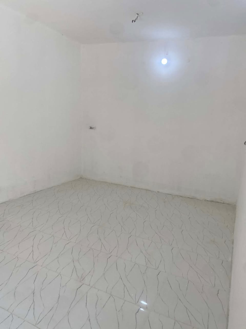 السلام عليكم بيت لليجار الموقع حي العسكري النگره قرب الجملون 
البيت متكون من غرفتين +مطبخ+استقبال +طرمه المساحه 180للستفسار ***********
