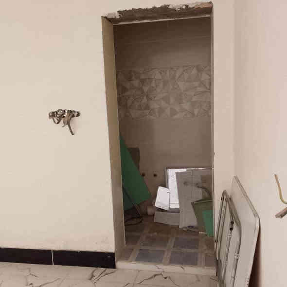 بسم الله الرحمن الرحيم بيت للرهن المساحه 100 متر طابق ونص سعر الرهن 20 حي النداء شارع مجمع بيتي عمود 54 قرب شارع 60 يحتوي على غرفتين +صاله+مطبخ+استقبال+حمامات خارجيه وداخليه للاستفسار ***********
