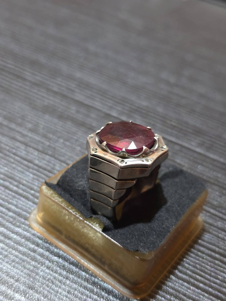 سلام عليكم خاتم ياقوت افريقي صياغة عرفان مع شهادة منشئ
السعر 250 او بي مجال بسيط العنوان بصره بني منصور الرقم ***********
