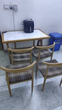 ميز طعام نظيف جدا ( الميز خشب قوي - الارجل حديد) مع اربع كراسي السعر 1...