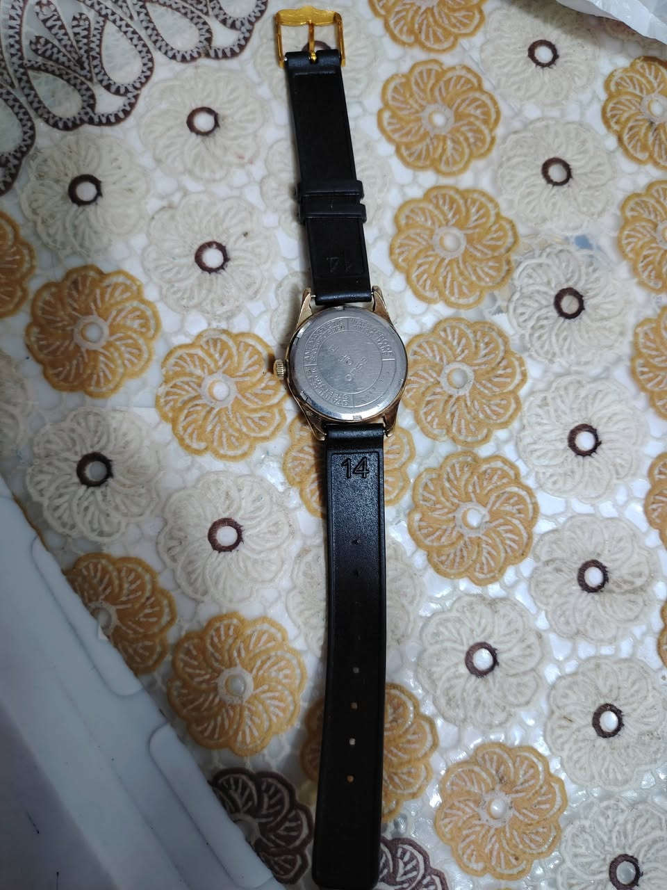 السلام عليكم
ساعه للبيع مطليه ذهب صورة الزعيم عبد الكريم قاسم  للاتصال ***********
