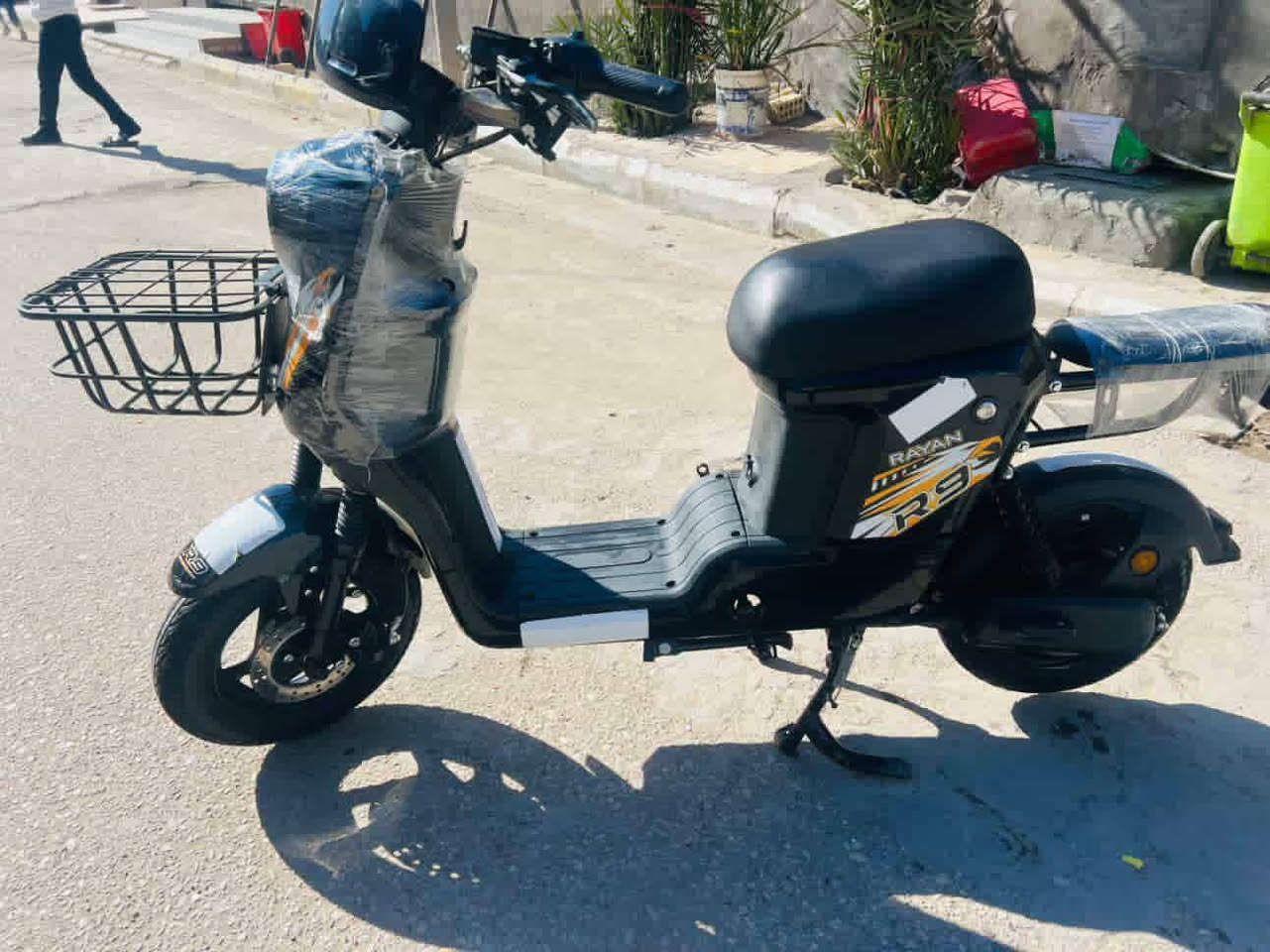 سلام عليكم
دراجه شحن R9
دراجه جديده صاله اقل شهر بطاريات جديدات  بيه حساسات بره و كدامه تشغيل علا بعدد 
عنوان ناصريه حي اريدو 
رقم ***********
