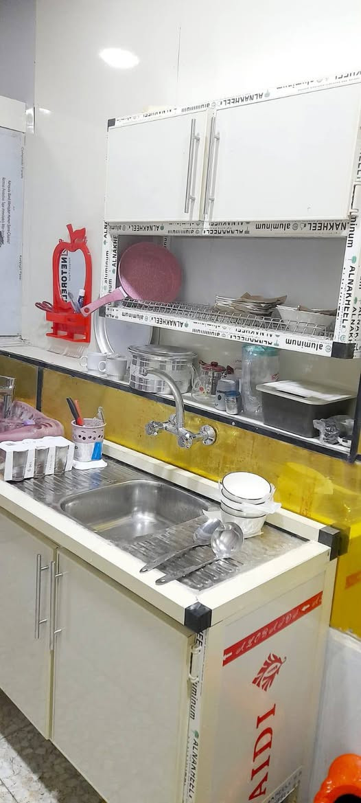 السلام عليكم ..شكرا لأدارة الكروب ..للأيجار شقة مؤثثة ط ١ للطالبات او عائلة صغيرة ..العنوان الدورة شارع ٦٠ متكونة من غرفة نوم واحدة  ...للعلم الايجار شامل النت والسحب والكهرباء الوطني والماء  ...بدون دلالية .  للمعلومات الاستفسار  *********** ..واتس اب او مازنجر  ...الصور مرفقة واعتذر ما اجاوب ع التعليقات مع جل الاحترام  .
