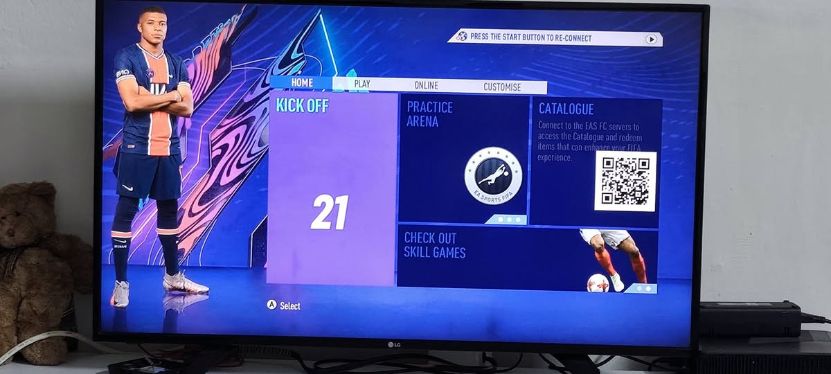 Xbox 360 مهكر
يحتوي على ٣٠ لعبة قوية 
جهاز نظيف و شغال 
مع ٢ جويستك 
مع ١ كيبل شحن للجويستك 
السعر ١٢٠ الف 
مكاني بغداد : الدورة  توصيل ماعندي
للتواصل على الواتساب ***********
