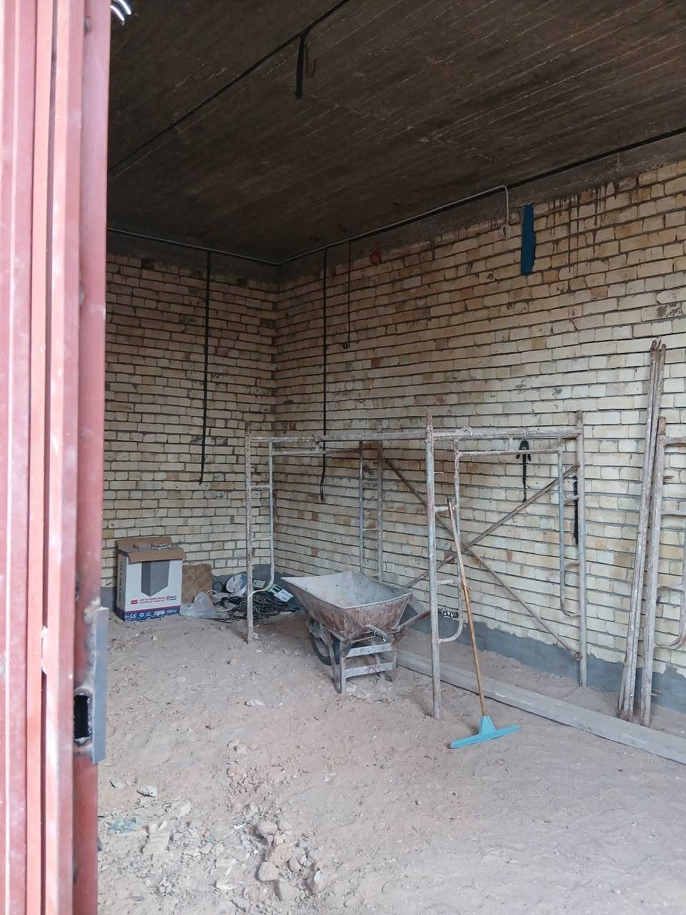 بيت للبيع عباره عن هيكل ١٥٠م طابقين ٤غرف نوم قريب على الولايه طريق مستشفى العباس الاهلي مقابل مدينة العاب السندباد فرع أسواق ابو الفضل اول فرع خلف التجاري ت/***********
