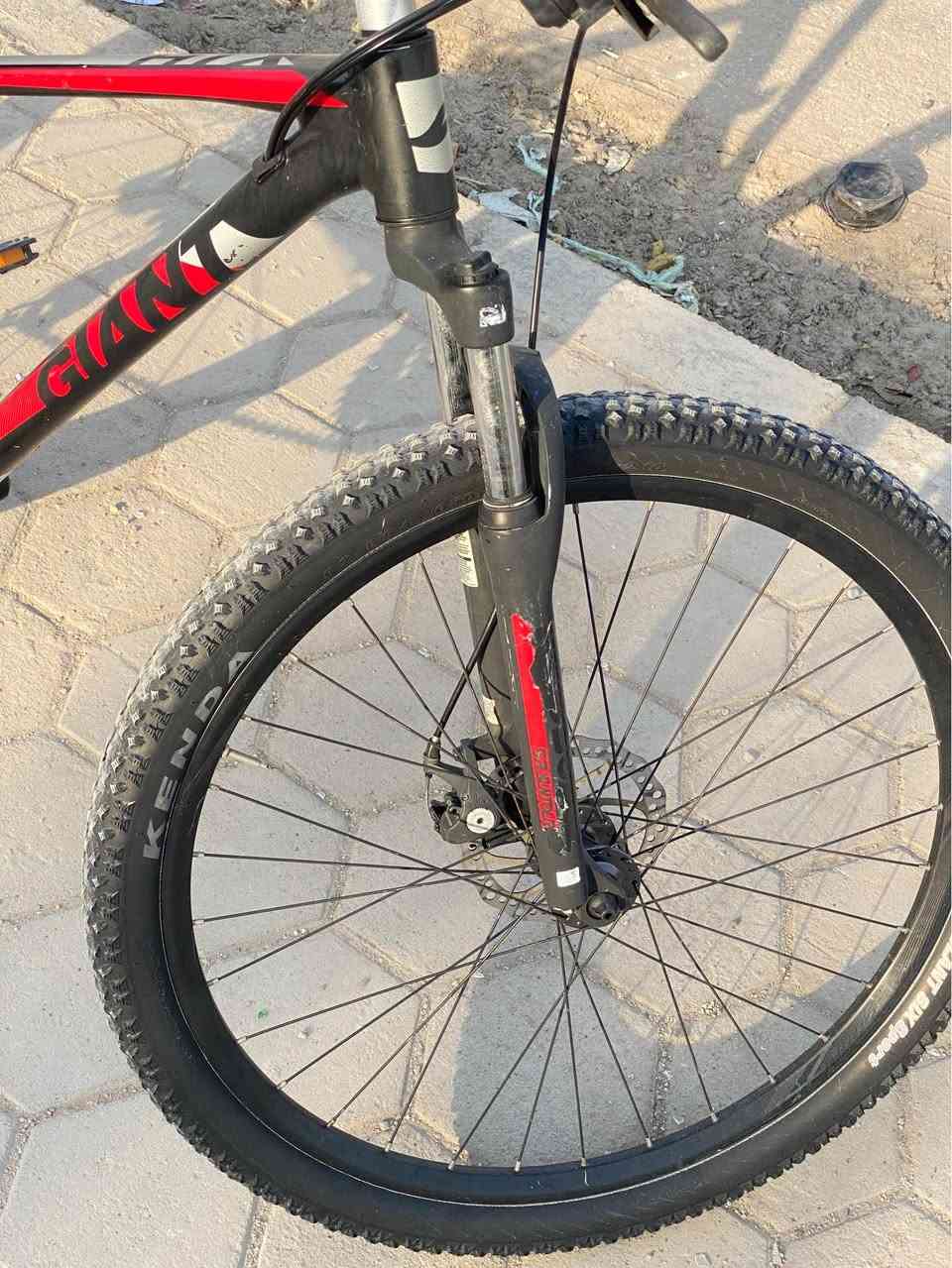 للبيع باسكل نوع 
Giant ATX 27.5

🚲 المواصفات:
 • فريم المنيوم m
 • الإطارات: Kenda أصلية
 • الغيارات : Shimano أمامي وخلفي
 • نظام الغيارات: 3 أمامي × 7 خلفي 
 • فرامل ديسك أمامي وخلفي
 • دبل أمامي قابل للامتصاص (سستم)
 • كشن طبي مع مساعد خلفي
         • ناقل الحركة: Tourney
              •   واسلاك مخفيه بالفريم 

💰 السعر: 300 الف قابل للتفاوض 

📞 للاستفسار: ***********
       النجف الاشرف - حي الوفاء النجف, العراق
