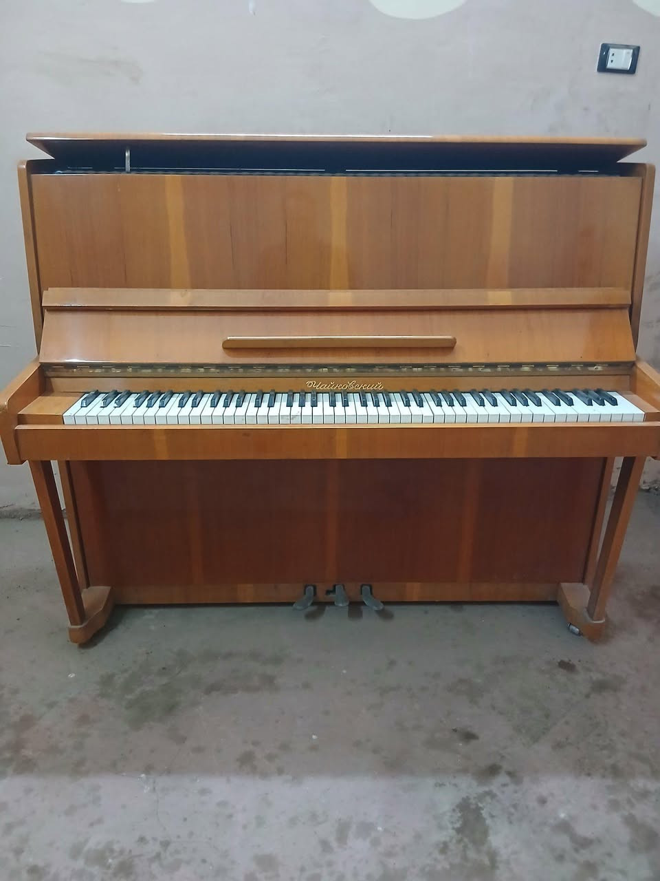 الماركة: چايكوفسكي (Чайковский) - صناعة روسية عريقة.النوع: بيانو عمودي (Upright Piano) كلاسيكي.اللون: خشبي طبيعي لامع (بني فاتح/عسلي) يتماشى مع مختلف الديكورات.الحالة: ممتازة جداً (كما هو موضح بالصور)، الهيكل الخشبي سليم والمفاتيح كاملة ونظيفة.✨ مميزات البيانو:صوت دافئ وعميق بفضل جودة الأخشاب السوفيتية القديمة.مثالي للمبتدئين، المحترفين، وطلاب المعاهد الموسيقية.قطعة ديكور كلاسيكية فخمة تضيف لمسة جمالية لأي مكان.يحتوي على عجلات سفلية لسهولة التحريك والنقل داخل الغرفة.


**إذا كنت صاحب هذا الإعلان وتريد حذفه لأي سبب، رجاءا أرسل رسالة إلى الدعم الفني**