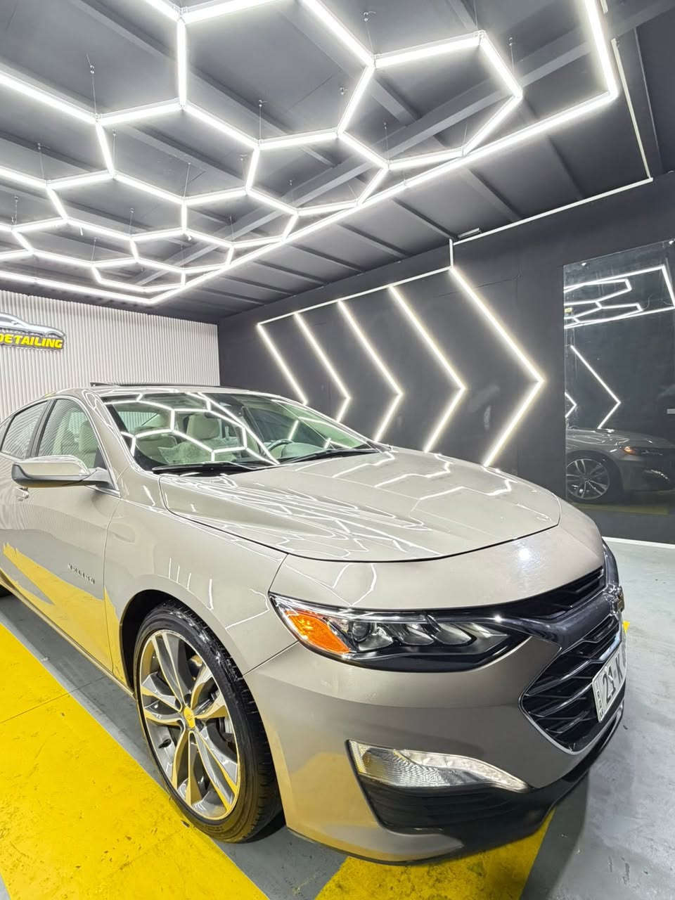 شوفرلیت مالیبو 2024 بریمیر
مواصفات بریمیر داخل کریمی اعلی فئە 
سیارە ماشیە ٢٦ الف حقیقی و کلش جدیدە 
اللون شامبانی و داخل کریمی و ساج ماکو اختها 

"مواصفات بریمیر فوول اعلی فئە 
بانوراما ،، بصمە ،، شاشە ئایباد کبیر گیچ الکترونی  ،، شغال یعنی تشغیل عن بعد ،، ئوتو ستارت ستوب ،، کشنات تدفئە تبرید و جلد ،، ستیرن هیتر ،، رادار امامی و خلفی و جانبی بریک کهربائی ،، دبل صالنصا ،، ویل کروم بیلادی ،، دبل گیر ،، کشنات کهربائی ،، کامیرا ،،  و بعد هوایە مواصفات ... 

سياره بیها بس قطعە وحدە صبوغ بدون دواخل بدون  ایرباگ باقی سیارە مکفولە من کلشی لا صبوغ و لا تبدیل و سیارە حیل حلوە و جدیدە تخبل ماشاالللە 
محرك و الگیر ما مفتوحە وبدون ای خلل بشرط الفحص کلشی علی وضع البلادی .. ✅

سنویە و الهزە جدیدە حتی 2031 تحویل و الوکالە بشرط نفس الیوم 
صدر و حدادیە بشرط جدیدە مابیها نقص ..
گیرو مکینە و الکهربائی بشرط بدون خلل ..

الاخوان سیارە مال بیت مابیها نقص ای شی جاهزە من کل نواحی الحمداللە .. 

سعر / ١٥٥ مجال بصیط لطیبین 
موبایل / ***********
مکان / سلیمانیە مرکز المدینە
