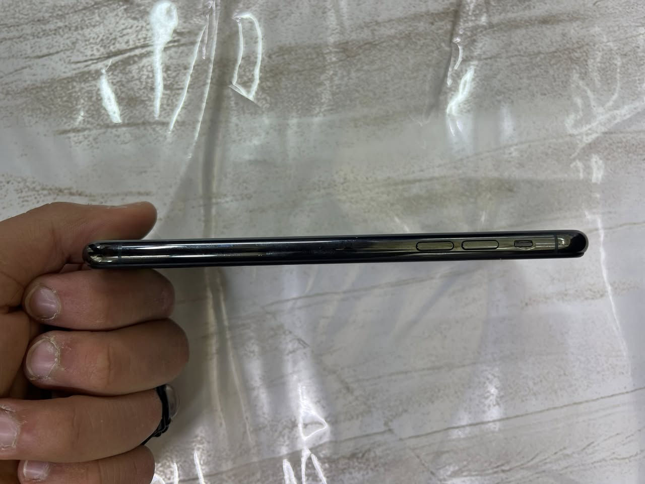 السلام عليكم ايفون 11برو ماكس للبيع بطاريه 87 بلاديه فيس ايدي بي مشكله الشاشه مبدله اصليه 3 خيارات الرقم *********** السعر 275 بي مجال قليل
