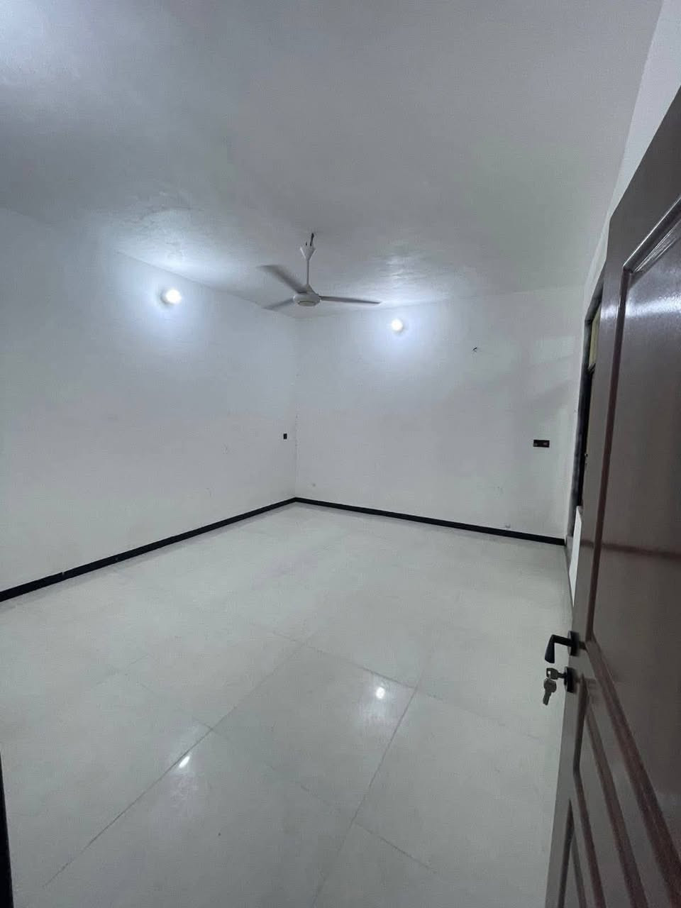 #مشتمل_للبيع 

  🌍 الموقع  / حي الجبيريه الثالثه 
  📌 قرب مسجد باب الريان 

 📐 المساحه  / ( 125m  ) طابقين 
  🧱 بناء حديث درجة أولى  ( صفر ) 💯

  🏠 موقع راقي جدا _ قريب على الشارع العام 

  🔑 فارغ وجاهز للسكن مباشرة 

  💠 يتكون من ثلاث 3 غرف نوم 
                      وصاله واسعه ومطبخ
                          وحمام داخلي وخارجي وكراج كبير 

  💰 السعر  / ( 65  مليون  ) 
        ■■■■■■■■■■■■■■■■■■■■■■■■
           للإستفسار أكثر يمكنم التواصل عبر رقم الهاتف 
                ☎️ ( ***********  )☎️ أبو سيف 

          🙋‍♂️ #أعرض عقارك يمنه وأنته مرتاح بالبيت 🏡
                      وحنه نهتم بالبيع والترويج 

📍 #العنوان_الضباط_الثانيه  📌 مقابل #شارع_ألفين  .
