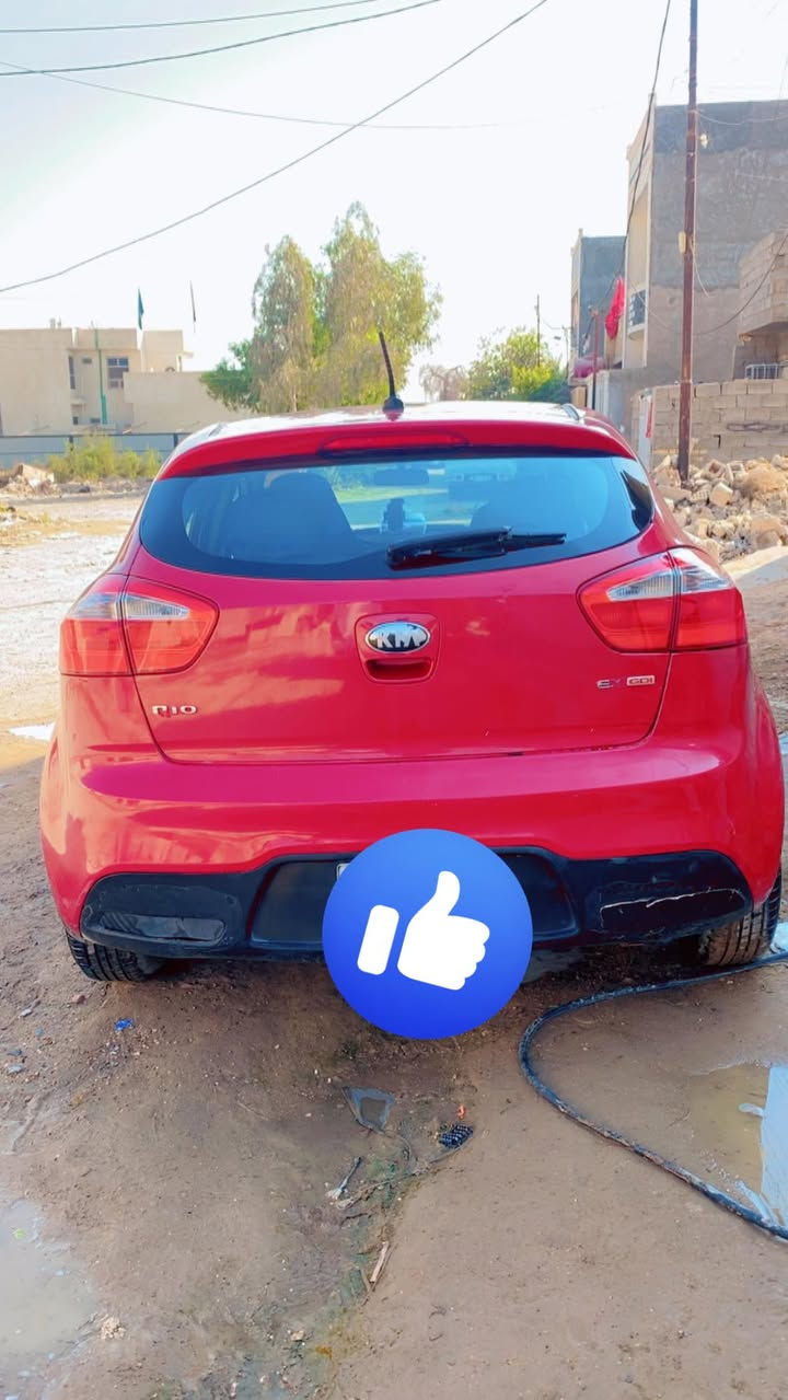 السلام عليكم
كيا ريو موديل 2013 وارد امريكي 
مكينة 1600 GDi 
كير أوتوماتيك +عادي 6 نمر 

كير مكينة مكفولات 
تخم تاير جديد 
رقم بابل دولي بسمي 
عنوان بغداد. 
*********** 
السعر 66

