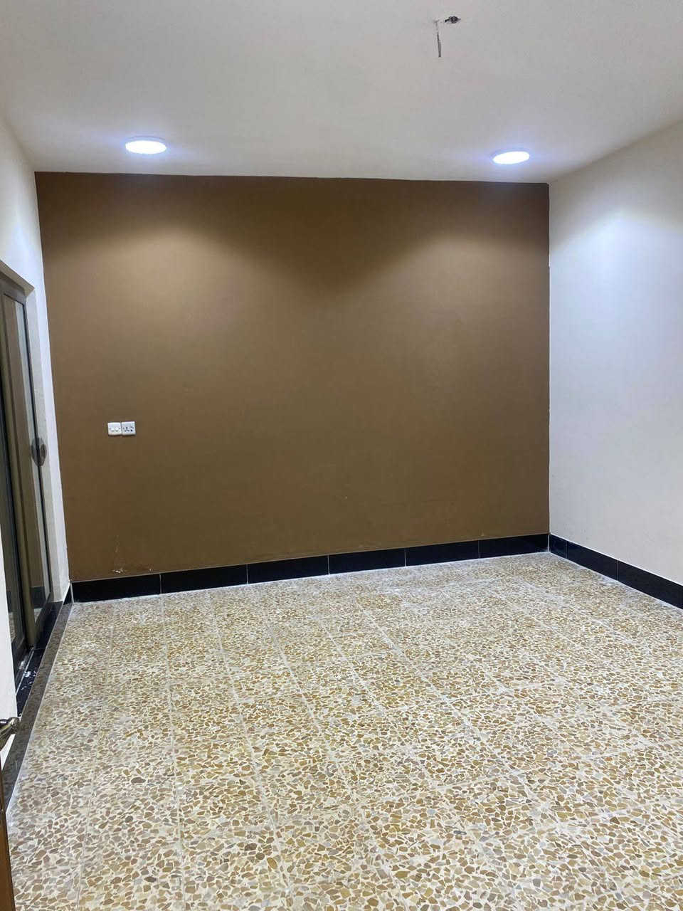 دار للايجار
الموقع حي جابر بن حيان.
مقابل بانزيخانة العربي في حي العربي.
مساحة الدار ١٥٠ متر طابقين
الطابق الأول.
كراج واسع +مطبخ+ صحيات+ هول +استقبال+ غرفة نوم
الطابق الثاني.
٣ غرف نوم صحيات.
ملاحظة مطلوب عائلة صغيرة.
بدل الايجار الشهري  المطلوب   ٦٥٠ الف 
للاستفسار والتواصل الاتصال على الرقم
***********
او زيارة موقع المكتب الكائن في حي الحدباء سايدين جامع الغفران قرب مركز شرطة الرماح داخل عمارة سدرة المنتهى
