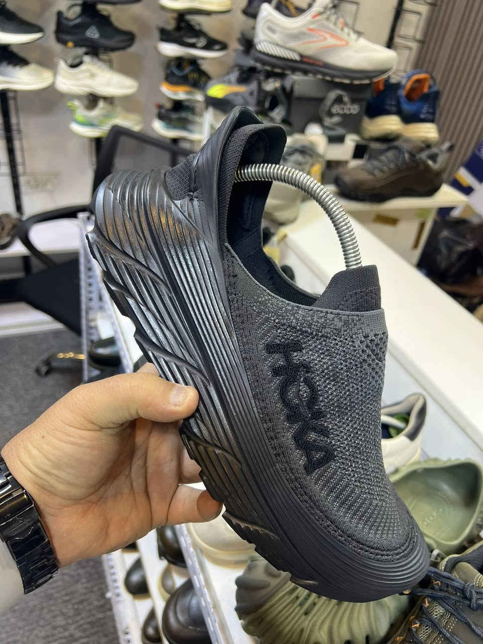 ماركه هوكا جفت وكاله جديد اورجنال طبي خفيف جدا مريح
…………… قياس46 يلبس45………. طول القدم29


**إذا كنت صاحب هذا الإعلان وتريد حذفه لأي سبب، رجاءا أرسل رسالة إلى الدعم الفني**