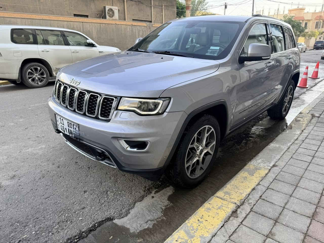 السلام عليكم
جيب خليجي 2020 لمتد مكفولة من الصبغ 

بيها بارد قليل جداً بالباب الخلفي 

بانورما 

تشغيل عن بعد 

كشنات تدفئة وتبريد 

مرايات اوتودم 

البجم مغلف ppf 

السيارة نظيفة جدا ماشية 110 كيلو متر 

السعر 280 $ 

مكان السيارة الانبار / رمادي 

رقمها بغداد الجديد

***********
