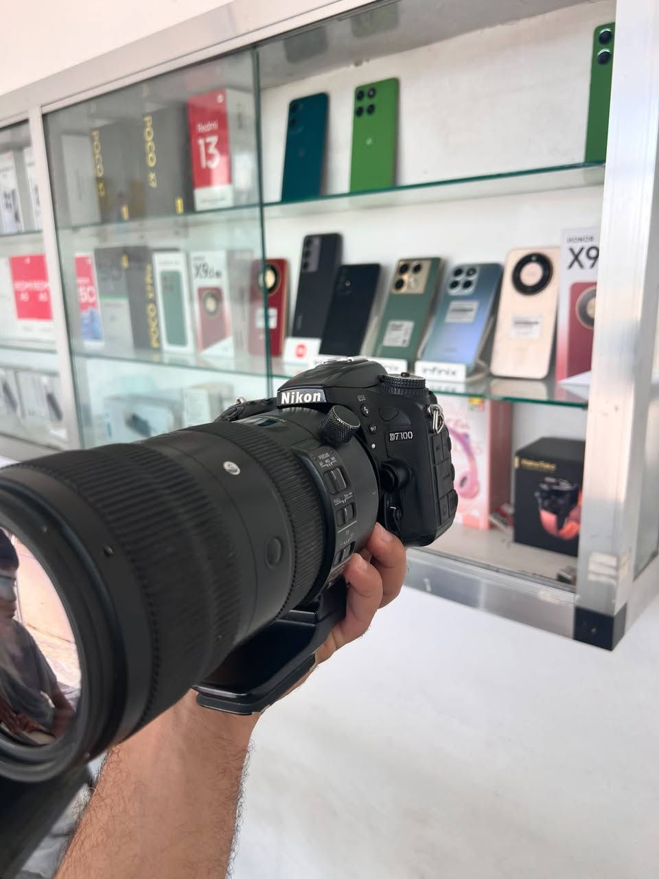 كامرة نيكون D7100
الشتر ٦٢٠ صورة فقط 
زوم رياضي 200_70 الغني عن التعريف 
مع حقيبه 
بيع مستعجل قيم باليرضي الله 
*********** 
واتساب،
