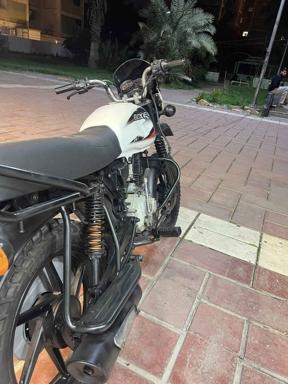 سلام عليكم دراجه بوكسر جبلي للبيع لون ابيض مديل2022 
نازله 2023 دراجه فول فول مرتبه وكلشي بيها جديد من تايرات من دبلات من وياله جديده كشن جديد كهربائيات كله تخبل دشبول كله شغال الدراجه مرقمه ورقمه حلو كلش وبيه سنويه 
رايدها 1850 وبيه مجال
***********
