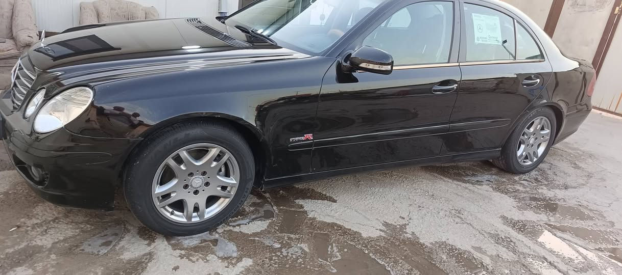 السلام عليكم
‏Mercedes - Benz E 200
(موديل 2009
اڤنكارد 
وارد يابان 
مكينة 4 سلندر سنكل تيربو 
تو ويل 
المواصفات : 
داخل جلد اسود 
لايت زنون 
سلايد روف 
شاشة بلادية كبيرة
سستم صوت كلش حلو وواضح بيها 
كراسي امامي تحكم كهرباء 
قطعتين تبريد 
تبريد الامامي منفصل 
فول تحكم ستيرن 
شاشة اعطال 
وبعد بيها هواية مواصفات معروفه
مابيها اي نقص 
تخم تاير وباتري جديد ومنظومة تبريد كلها بلاديه
رقم بغداد دولي مشروع وطني 
سعر 120 وبيها مجال 
***********
***********
