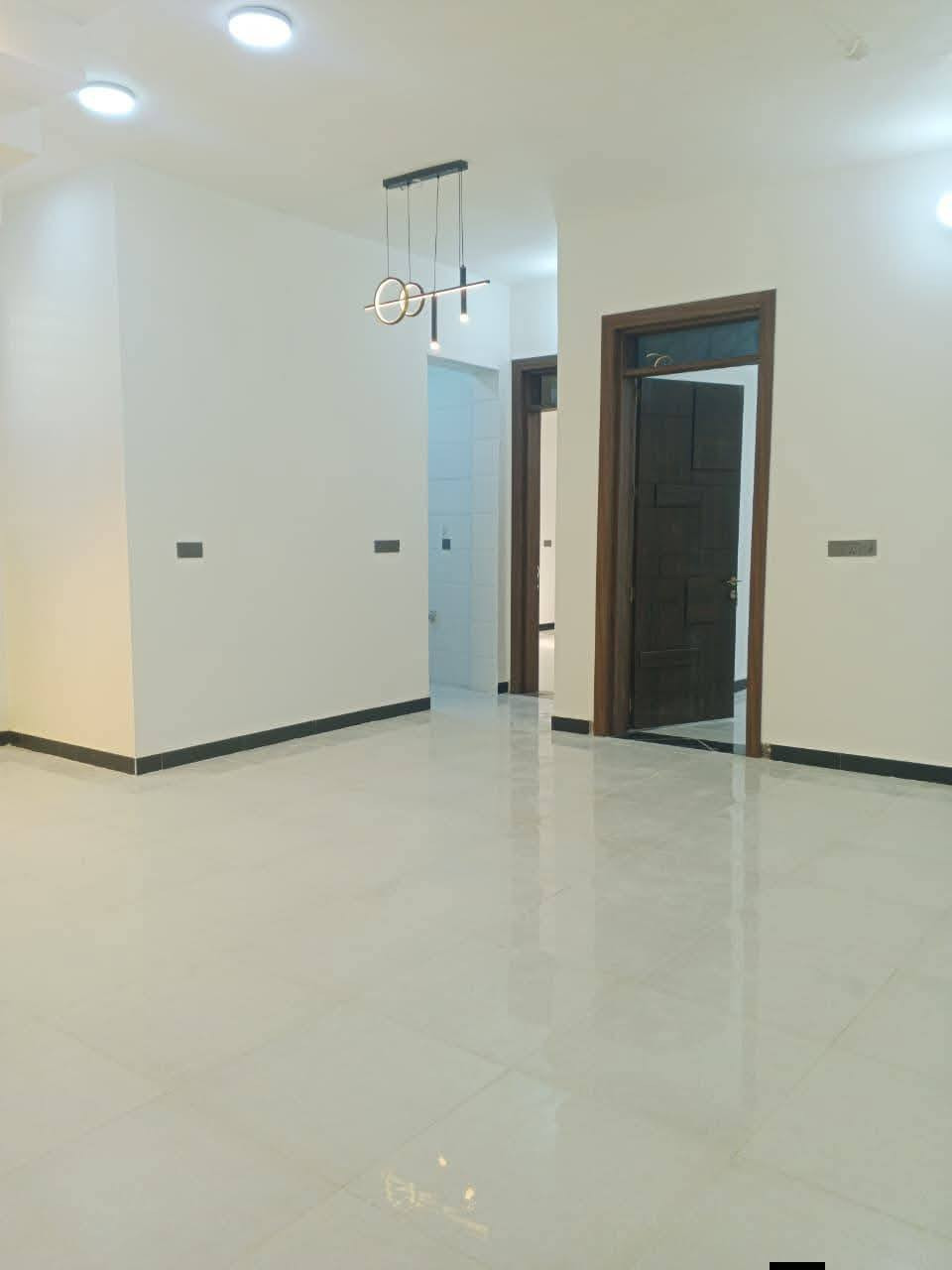 #مكتب_الشكري_للعقار دار سكن 240 م
🌍 الموقع :النجف الاشرف_  الكوفه شارع المطار السايدين  خلف  مجمع جوهرة العرب 
---------------------------------------
🔳  زراعي سند 25
🔳 المساحه 200 م 
🔳دار سكن زراعي جاهز 
--------------------------------
🧾 تفاصيل البيت 🧾 بنيان درجة أول فد شي راقي 
240م طابقين لطابق لأول غرفتين وصاله ومطبخ وتخاريج واستقبال وصاله طابق لثاني غرفه نظام سويت  وصاله 
صب كونكريت الأساس والسقف طابوك 
كافه الخدمات متوفره 
------------------------------
سعر البيع 125 مع المجال 
مليون 💷
☎️ للاستفسار 
واتساب ***********
***********
🛣️عنوان المكتب النجف الأشرف _ الكوفه شارع المطار السايدين مقابل جوهره العرب مباشرتٱ مكتب الشكري للعقار
