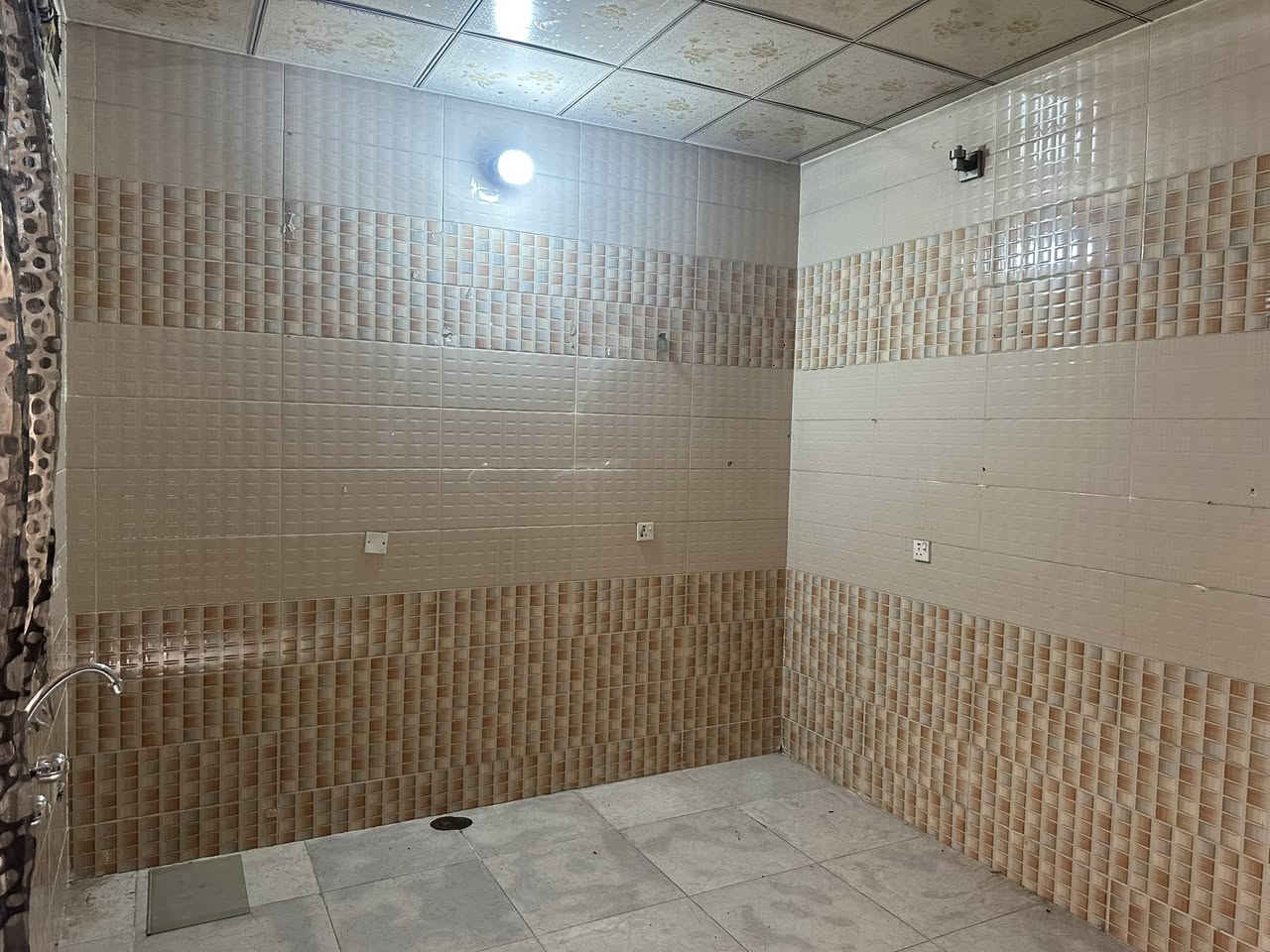 بيت خريطة مربع  للايجار ب هفالان
البيت ١٠٠م طابقين تصميم مربع
طابق الارضي مطبخ و استقبال 
طابق الثاني غرتين نوم و صحيات
الايجار ٤٥٠ الف
***********
