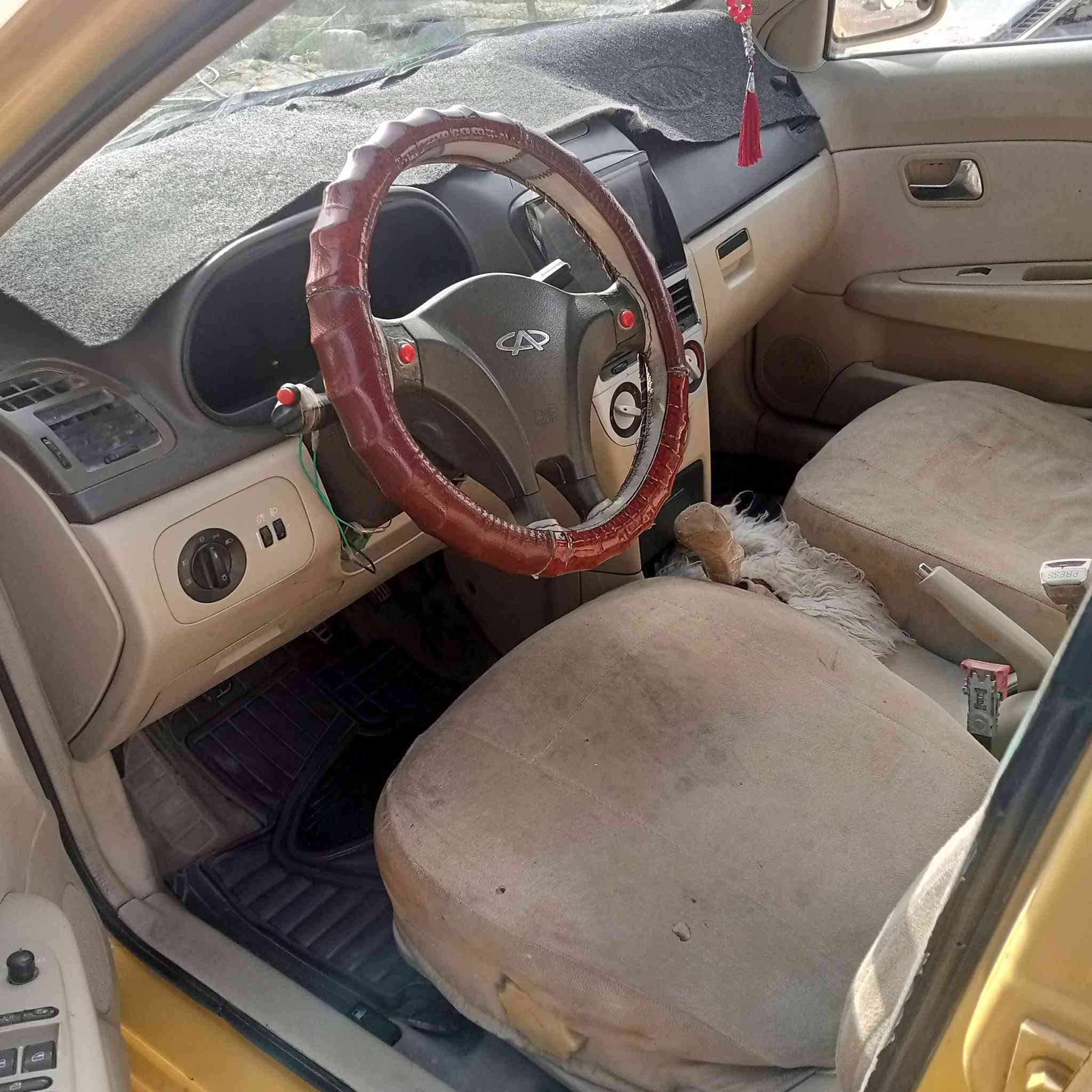 سلام عليكم من رخصة صاحب الكروب سيارة شيري فلاوين. موديل 11. رقم انكليزي. هيئة. وغرامات مصفرة.  تبريد. تدفئة  شغال سعر 27 مكلف بل نشر. رقم صاحب السيارة. ***********
