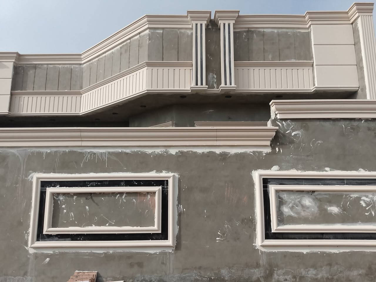 السلام عليكم يوجدكادرصباغ داخل وخارج كافه انواع ديكورات تحبون تتصلون الارقام التاليه ***********
