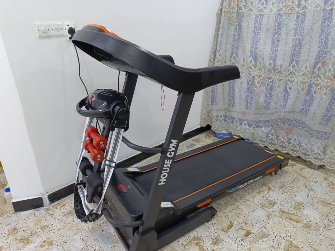 🔥 جهاز جري للبيع بحالة ممتازة 🔥
📞 للتواصل: ***********

للبيع جهاز جري (Treadmill) بحالة ممتازة جدًا كأنه جديد ✨
تم استعماله لمدة شهرين فقط (استخدام خفيف جدًا)

💰 السعر: 450 ألف فقط

📦 الجهاز نظيف 100% وجاهز للاستخدام مباشرة – مناسب للبيت أو الاستخدام الشخصي

🔹 المواصفات:

- جهاز جري كهربائي بقدرة قوية
- يتحمل وزن يصل إلى 155 كغم
- مزود بمحرك قوي (Motor جبلي الأداء)
- شاشة LED إلكترونية ملونة تعرض:
  • الوقت
  • المسافة
  • السعرات الحرارية
  • نبضات القلب ❤️
- يحتوي على عدة سرعات (حتى 14 سرعة) مع برامج تشغيل متنوعة
- نظام امتصاص صدمات (Shock Absorption) لراحة أفضل أثناء الجري
- مزود بسماعات ستيريو 🎧
- يدعم تشغيل الملفات عبر AUX
- إمكانية التحكم بالسرعة والانحدار
- قابل للطي لتوفير المساحة (Space Saving)
- يحتوي على عجلات لسهولة النقل 🚚
- تصميم عملي ومتين مناسب للاستخدام اليومي

📍 مناسب لكل شخص يريد يبدأ لياقته من البيت بدون اشتراك نادي

للاستفسار أو الحجز اتصل مباشرة 📞
