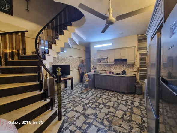 السلام عليكم دار ١٠٠م للايجار ٣نوم وصاله ومطبخ بيت جديد مقابيل حديقه تشجير الطابق الثالث مخزن كبير بناء العنوان حي الجهاد الامانه خلف الملعب 
الاتصال ***********
