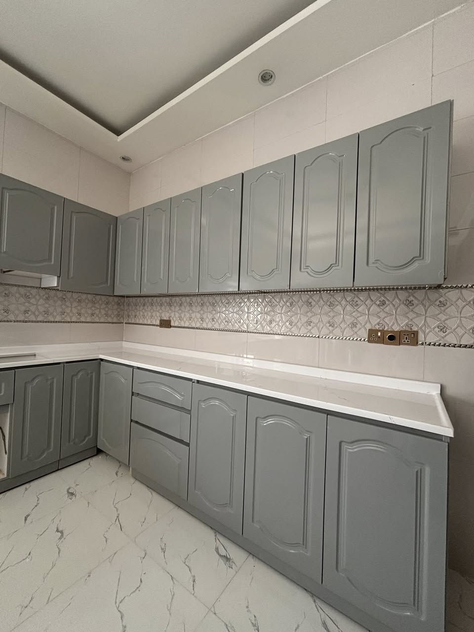 عروضضض بمناسبه عيد🔥🔥🔥🔥

 🟩 الأخوين للمطابخ

✨ صمّم مطبخ أحلامك… بجودة تُشاهدها وراحة تعيشها ✨

🫳🏻خشب أم دي إف هيكل الأمنيون سراي درجه أوله أبواب خشب بالون بريس سعر متر 150$ دولار فقط

💎كاونتر الامنيوم سعر متر 125 فقط 

🖇️مرمر تركي سعر متر 65$

🤌🏻وضمان خمس سنوات لكل مطبخ

📐 تفصيل حسب الطلب بدقة عالية
🛠️ خامات عالية الجودة – ألوان متعددة – مفصلات بضمان
🚚 توصيل وتركيب مجاني داخل المدينة
🎁 عروض خاصة ومفاجآت مستمرة!

📍 الموقع: شارع حسابات – مقابل مدرسة تفوق الأهلية
📞 للحجز أو الاستفسار: راسلنا على الخاص أو واتساب مباشرة

الرقم: ***********

🫴🏻 ومع كل مطبخ هديه 
*ساحبه
*ميز طعام
*متر ونص مرمر
*طباخ منضدي

📸 شاهد أعمالنا في الصور – واقعية 100% من تنفيذنا
